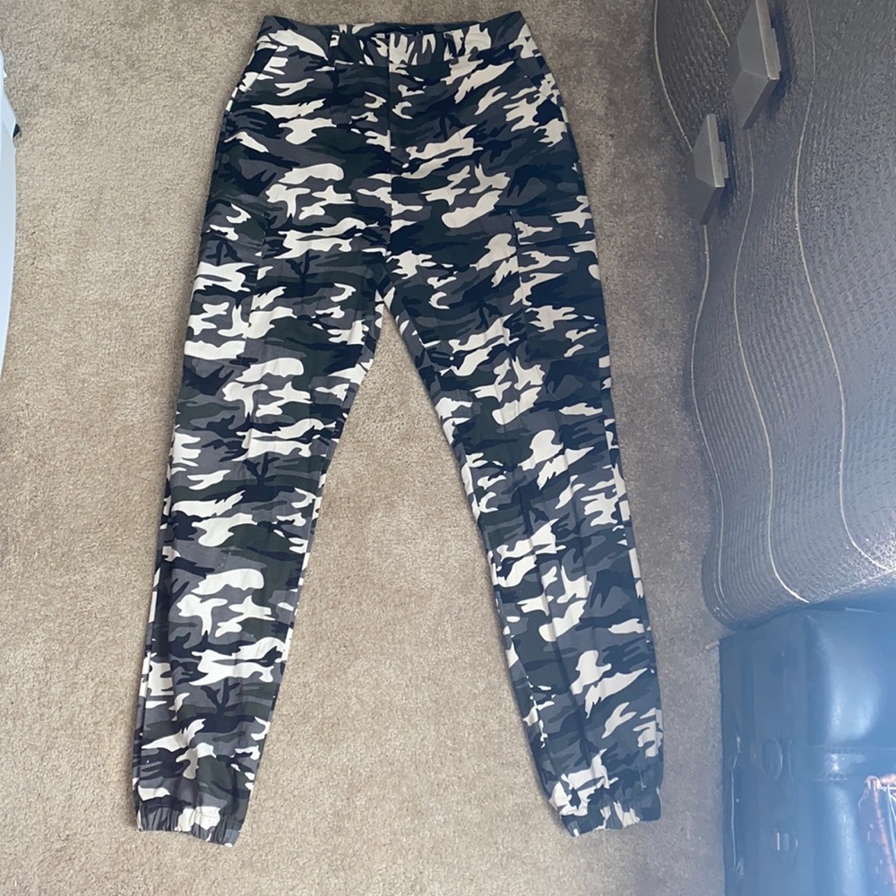 Camo cargo pants. size us 6